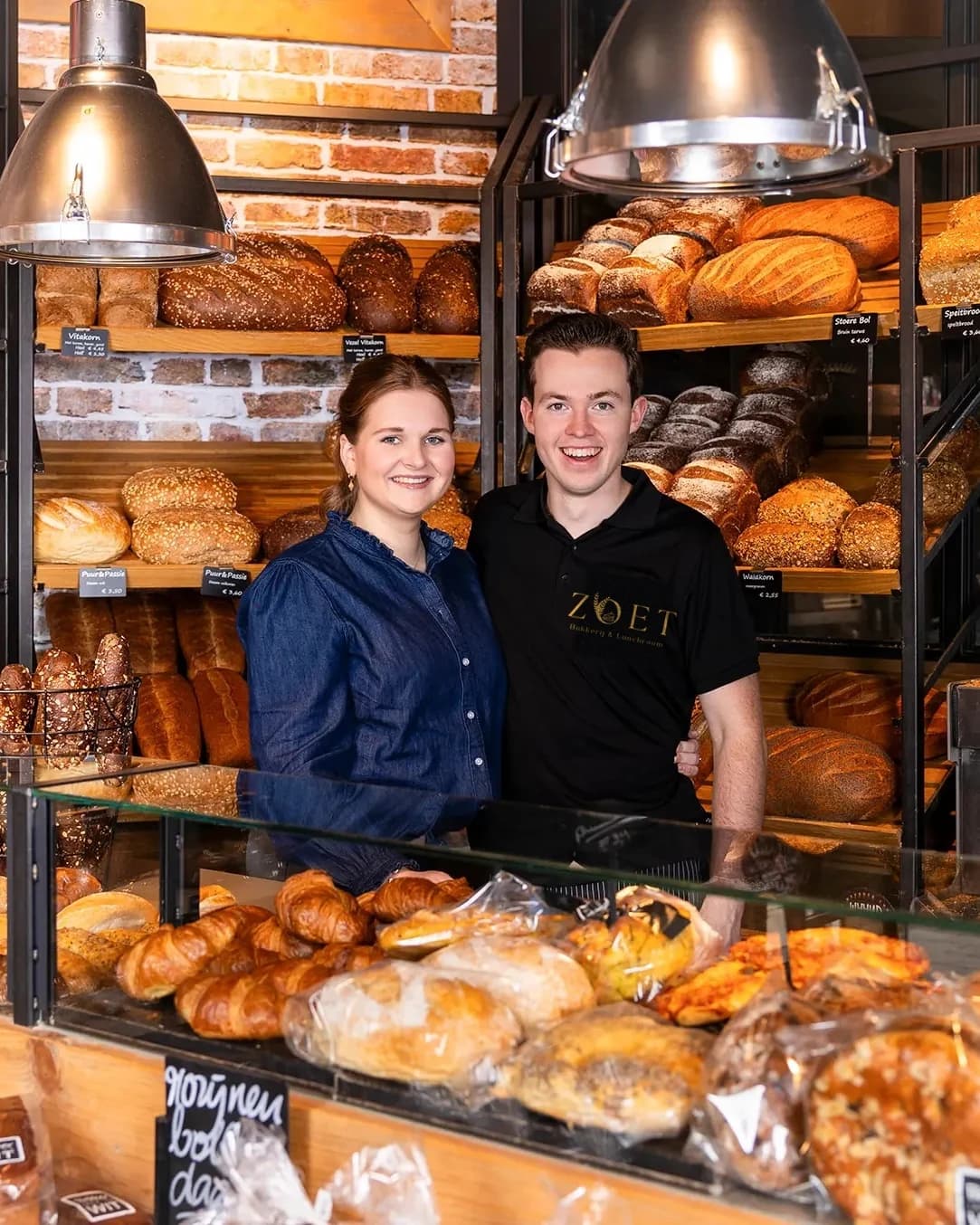 Jan en Daniëlle achter de toonbank van Zoet Bakkerij