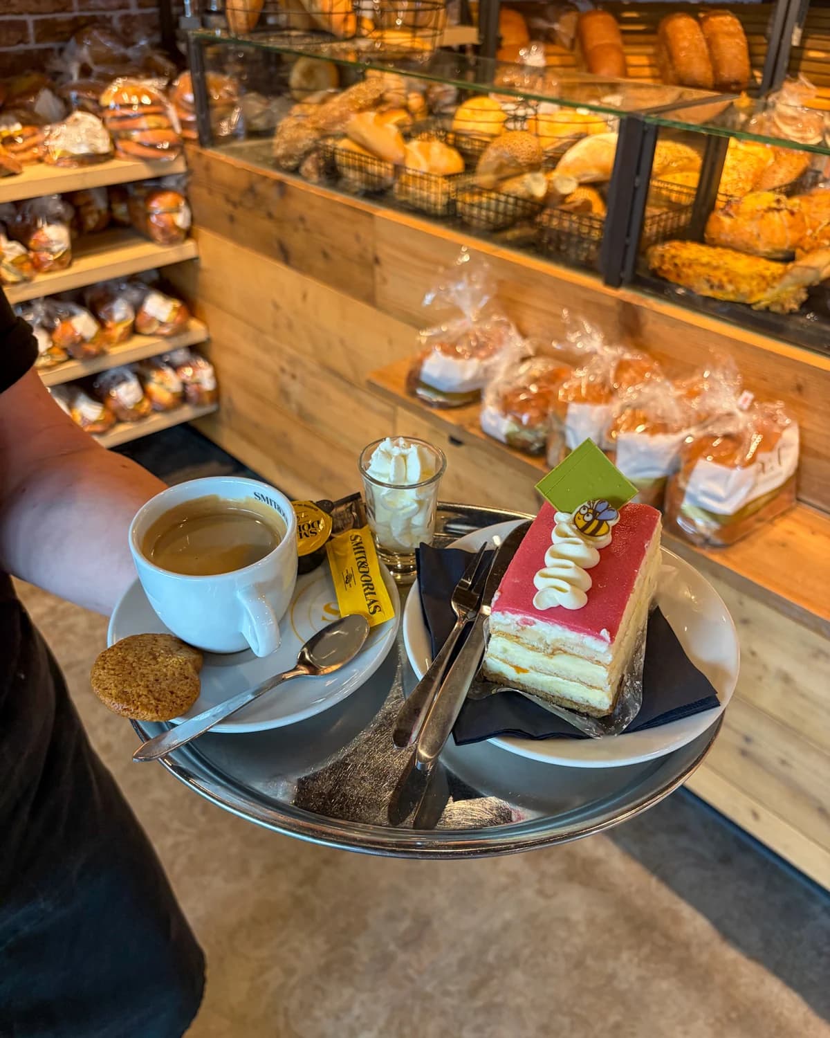 Koffie met gebak in de lunchroom van Zoet Bakkerij