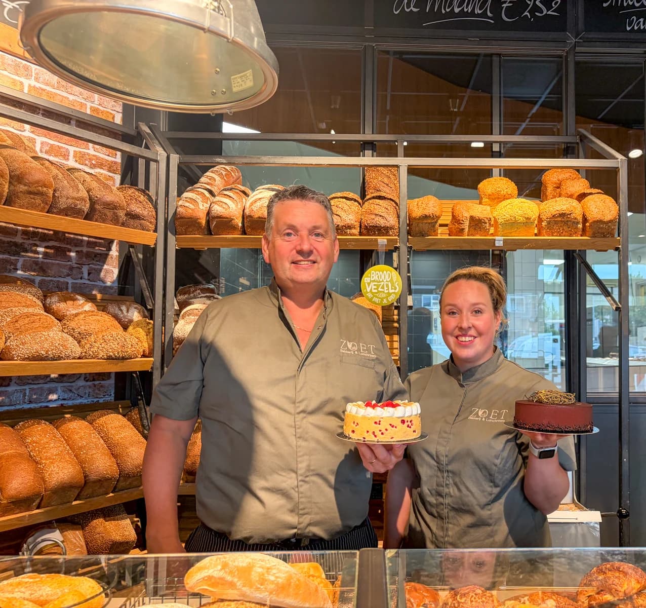 De banketbakkers van Zoet Bakkerij met twee taarten