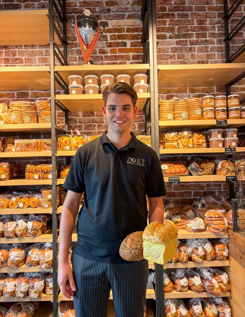 Broodbakker van Zoet Bakkerij met een vers brood
