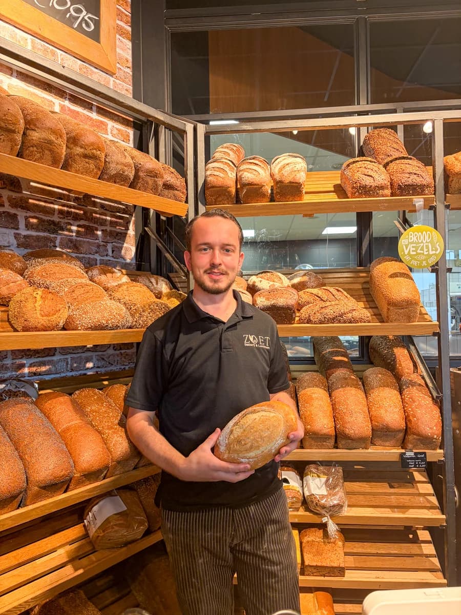 Broodbakker van Zoet Bakkerij bij de broodschappen