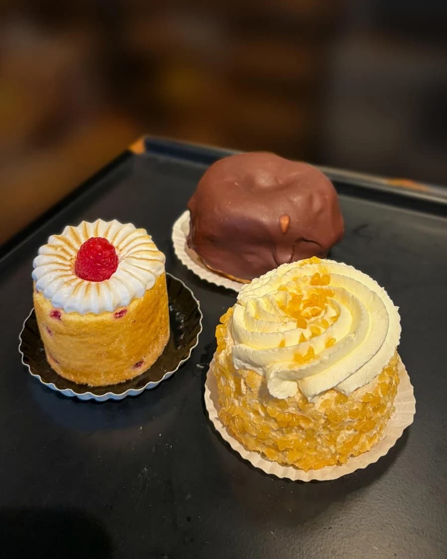 Gebakjes uit de vitrine van Zoet Bakkerij