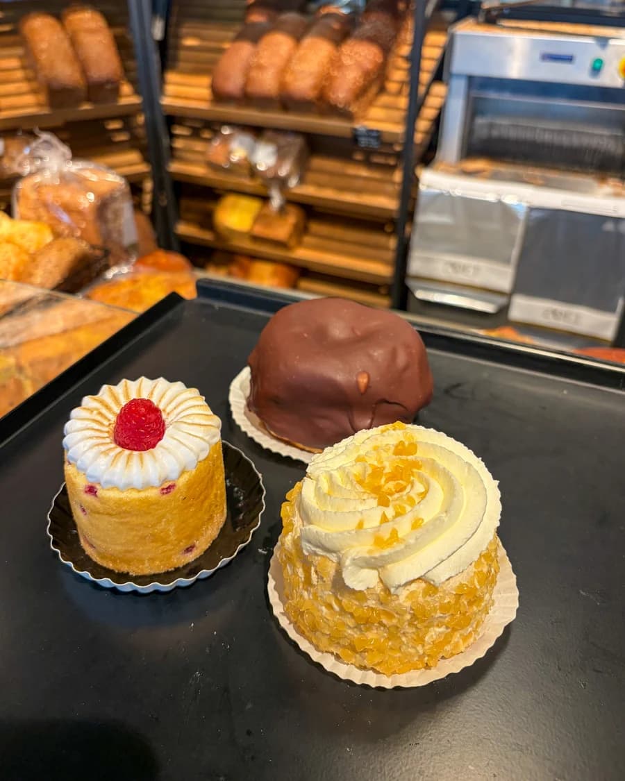 Gebakjes uit de vitrine van Zoet Bakkerij